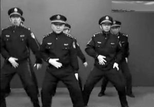 北京公安局微博发布警察跳街舞视频(组图)