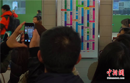 北京地铁站挂新价格公示牌 乘客围观拍照(图)