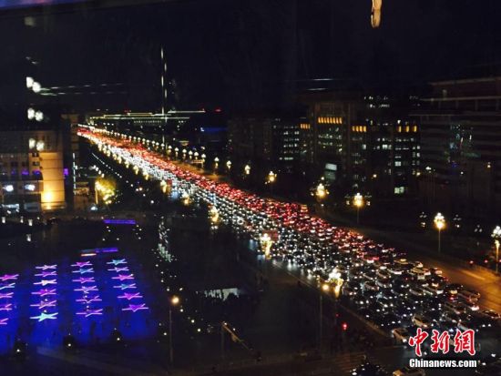 北京平安夜交通拥堵 长安街变“停车场”