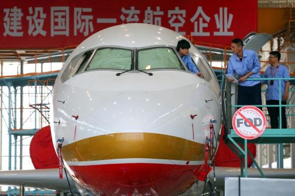 中国首款喷气客机拿到航线牌照 民航局长亲自试乘