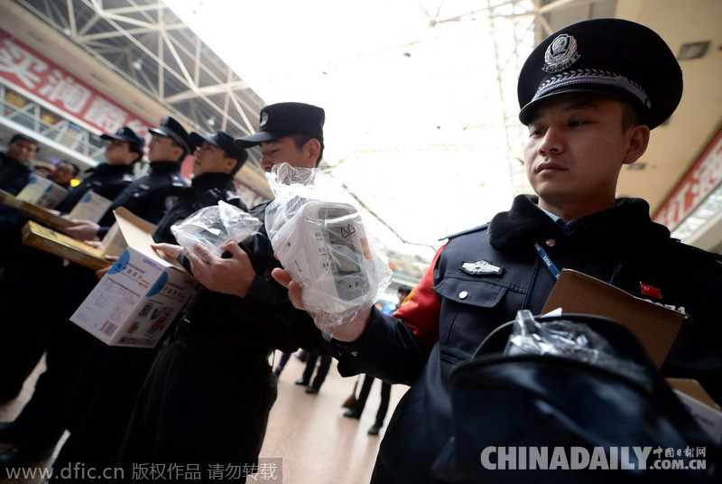 北京铁警向一线民警发放医疗器材 启动专项行动保障春运