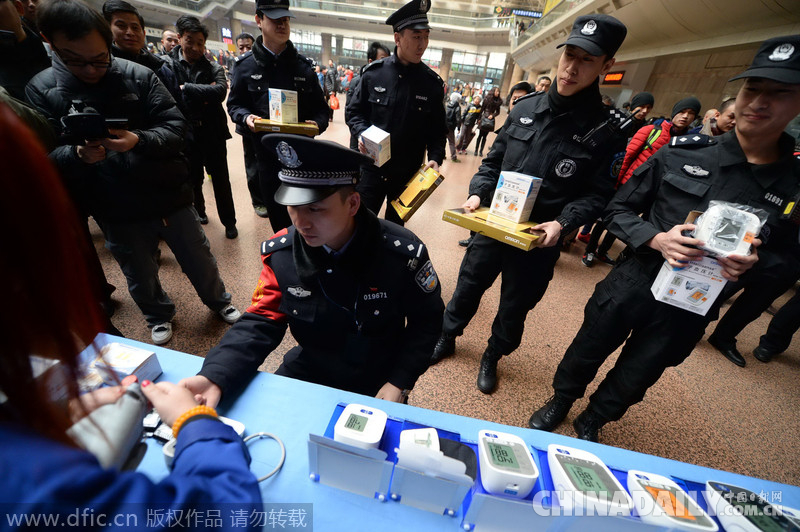 北京铁警向一线民警发放医疗器材 启动专项行动保障春运