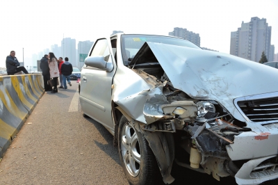 京开高速发生两起追尾事故 5车受损1人受伤