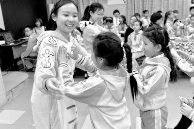 北京东四十条小学学生自制防霾装备当寒假作业