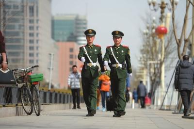 北京执勤武警顶盔掼甲25斤 每天值守13小时