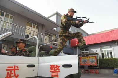 北京执勤武警顶盔掼甲25斤 每天值守13小时