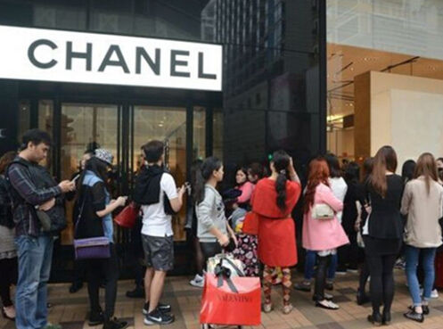 北京奢侈品店客流降60% 经理:脸笑僵也卖不出几件