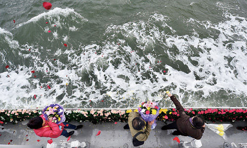 北京：三百余名逝者亲属参与骨灰撒海共祭活动